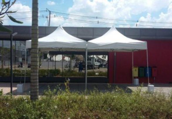 Como Proteger Seu Evento ao Ar Livre Contra Sol Forte e Chuva Inesperada
